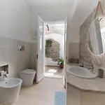 Cozy Downtown 4*