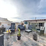 Cozy Downtown 4*