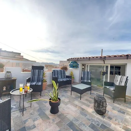 Cozy Downtown 4*